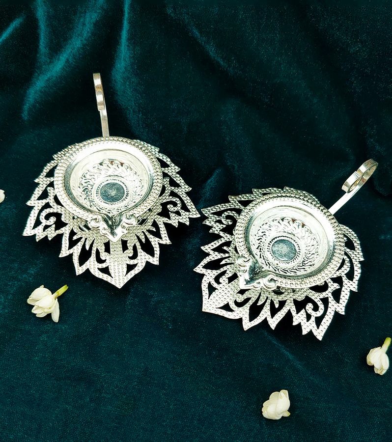 Royal Opulent Silver Betel Leaf Lamp