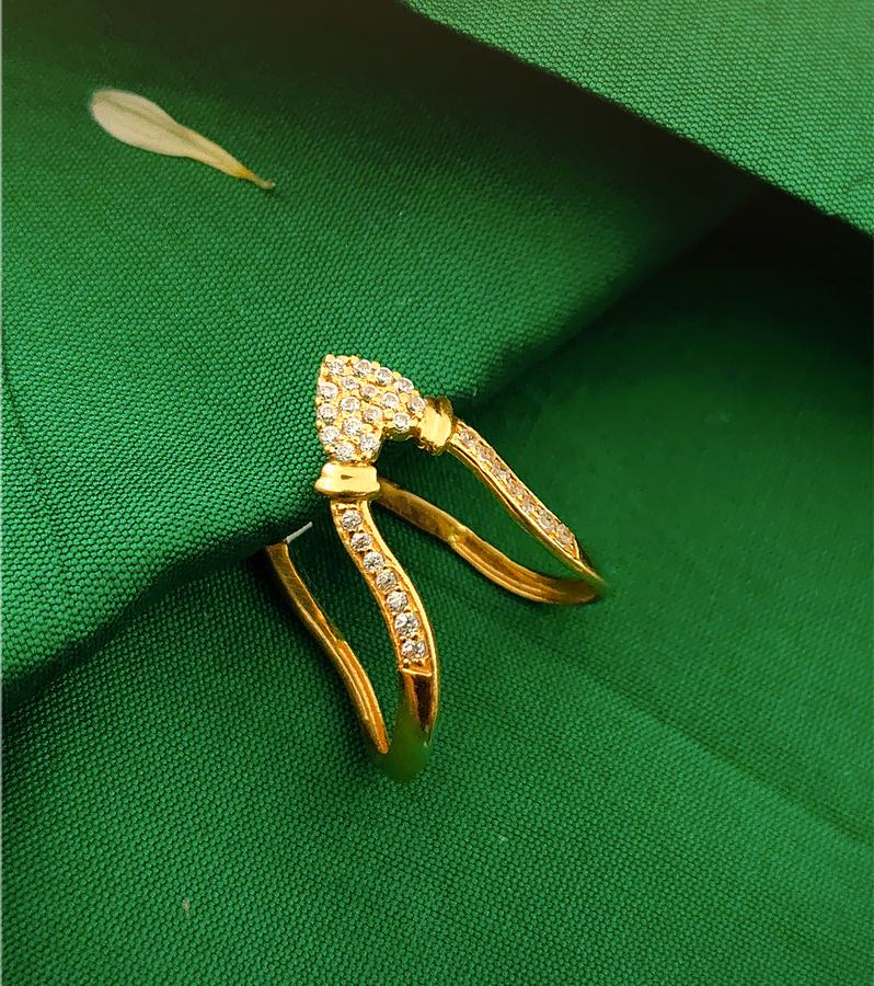 Beautiful Gold Vanki Ring with Diamonds
