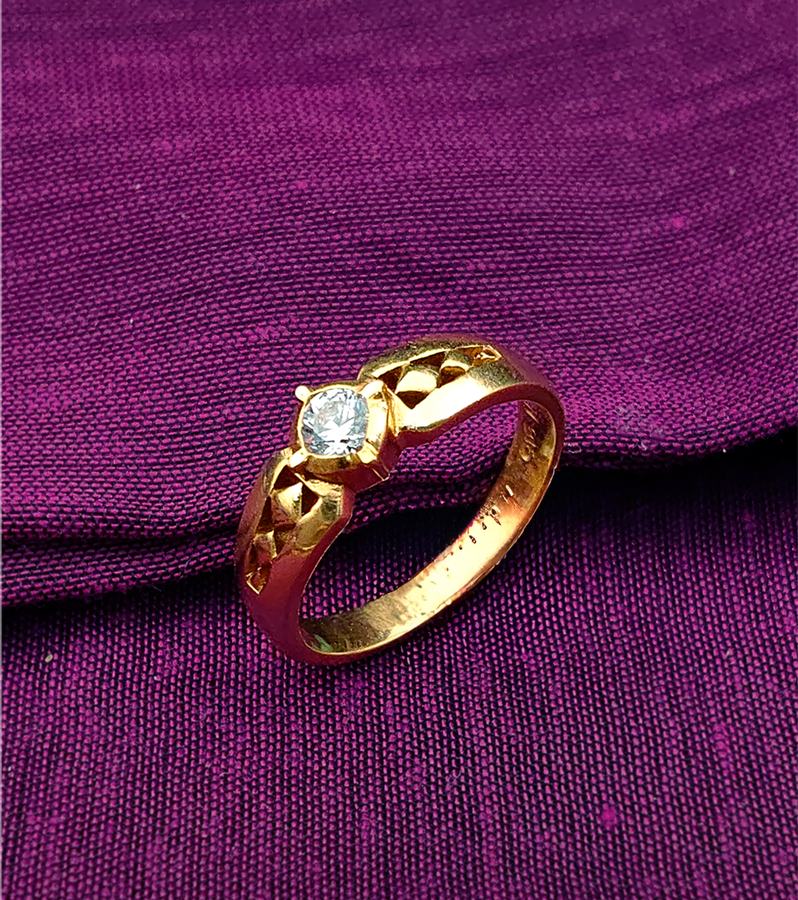 Classic Gold Men's Ring with Diamond & Cutout Details
